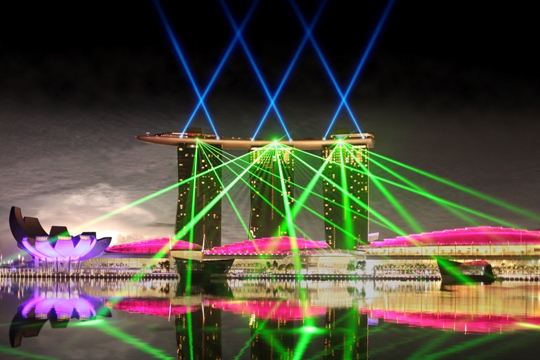 Những địa điểm vui chơi giải trí giá siêu rẻ ở Singapore - marina bay sands light show